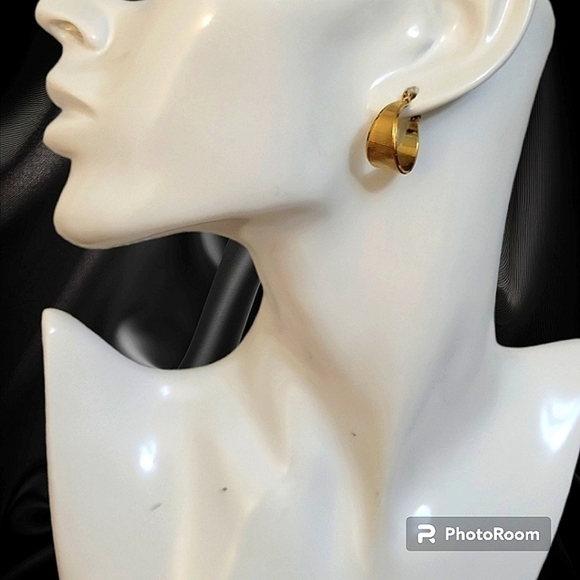 Vintage Jewelry - Goldtone Matte Brushed Wide Huggie Hoop Earrings